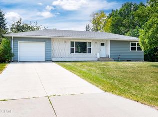 313 Golf Terrace Dr, Crookston, MN 56716