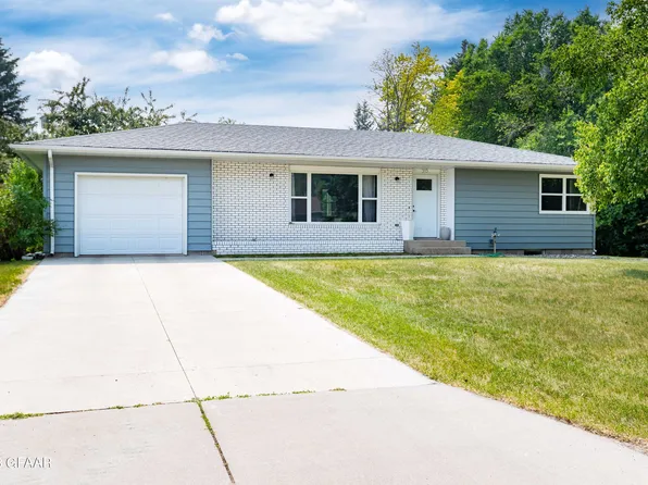 313 Golf Terrace Dr, Crookston, MN 56716