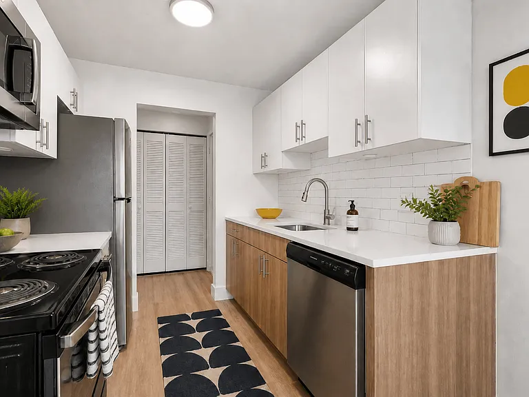 Bloomfield Square Apartments - Auburn Hills, MI — Photo 2