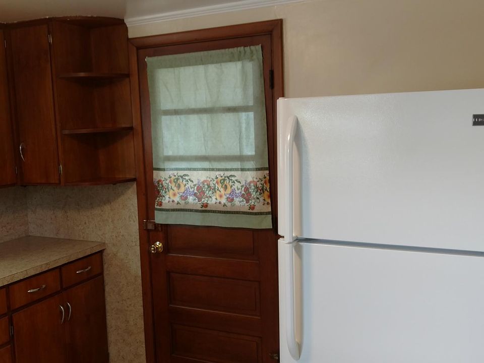 1st image of 1048 Linden Ave