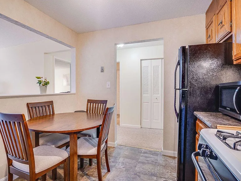 19 Country Club Dr — Photo 6