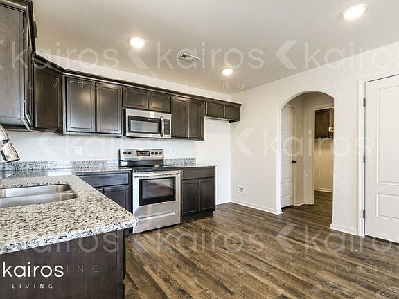 3rd image of 803 Granite Cir