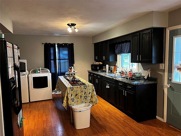 5th image of 1109 E Washington Ave