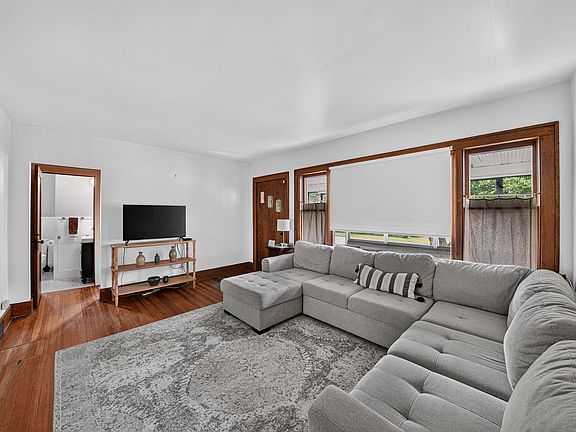 4th image of 54571 Maple Lane Ave