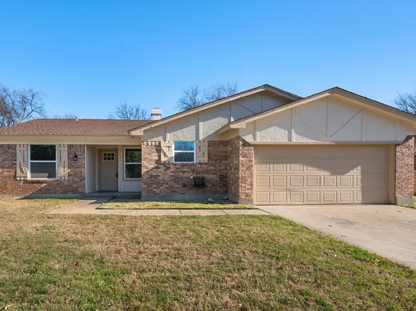 520 NW Charlyne Dr, Burleson, TX 76028