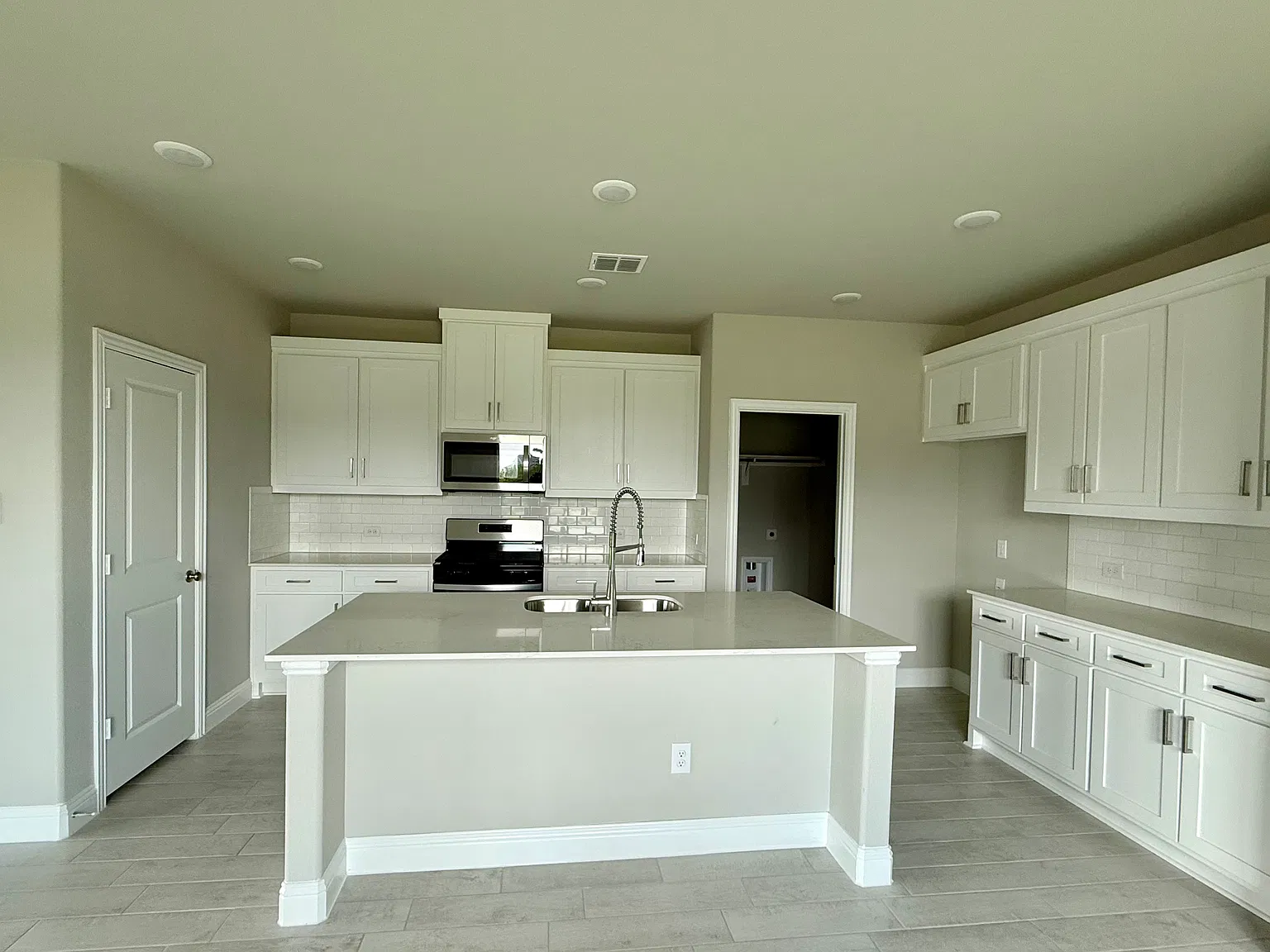 4 bed, 2.5 bath, 2296 sqft, $2,399 — Photo 4