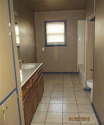 5th image of 570 Zavalla St