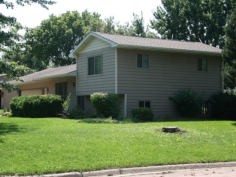 361 Sunset Dr — Photo 1