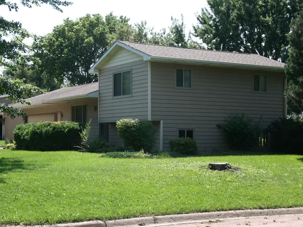 361 Sunset Dr, Beresford, SD 57004