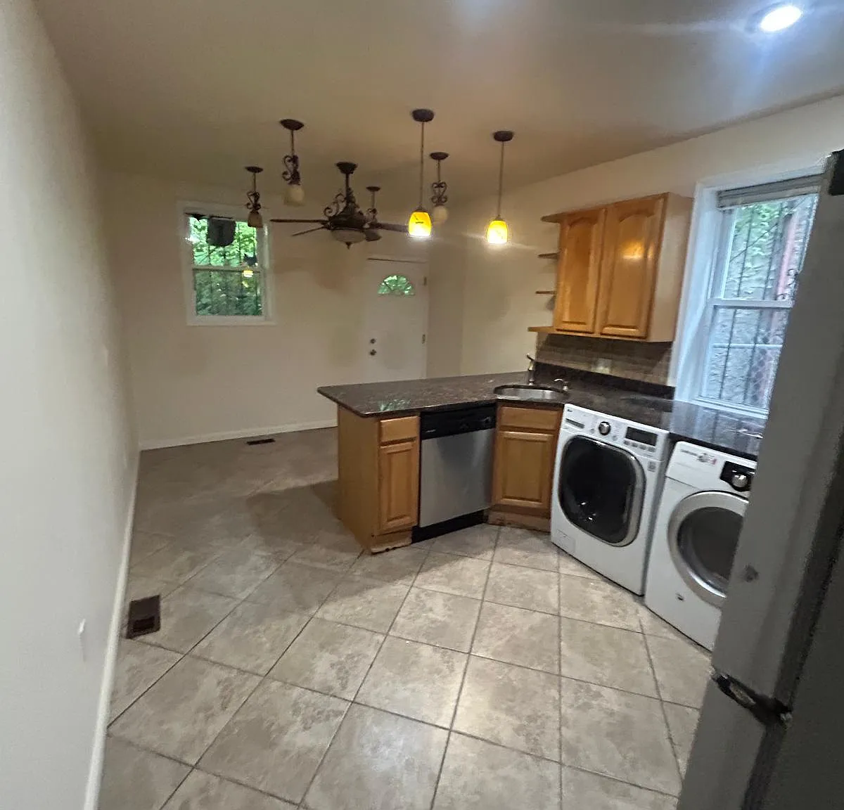 2 bed, 1200 sqft, $1,375 — Photo 2