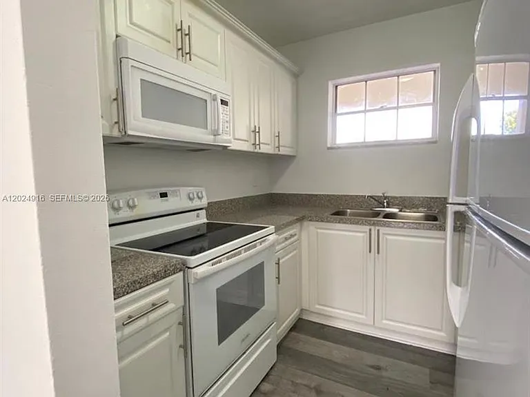 2460 Taylor St #1C — Photo 6