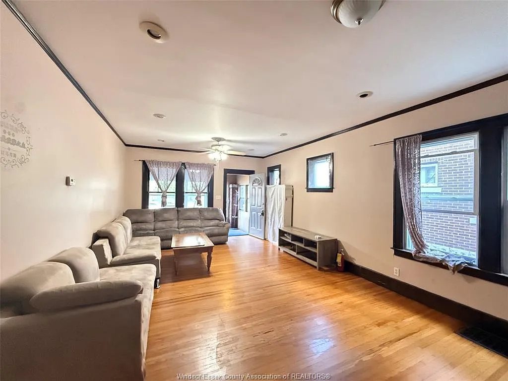 4 bed, $1,900 — Photo 4