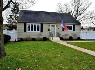 20 S Parkway Dr, West Babylon, NY 11704