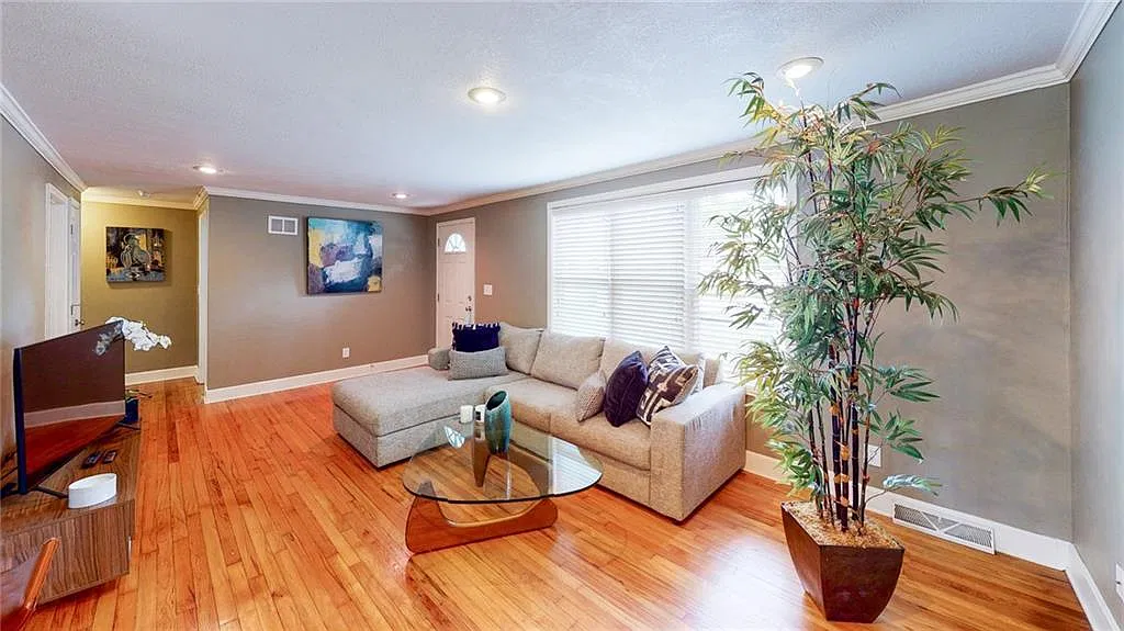3 bed, 864 sqft, $1,850 — Photo 3