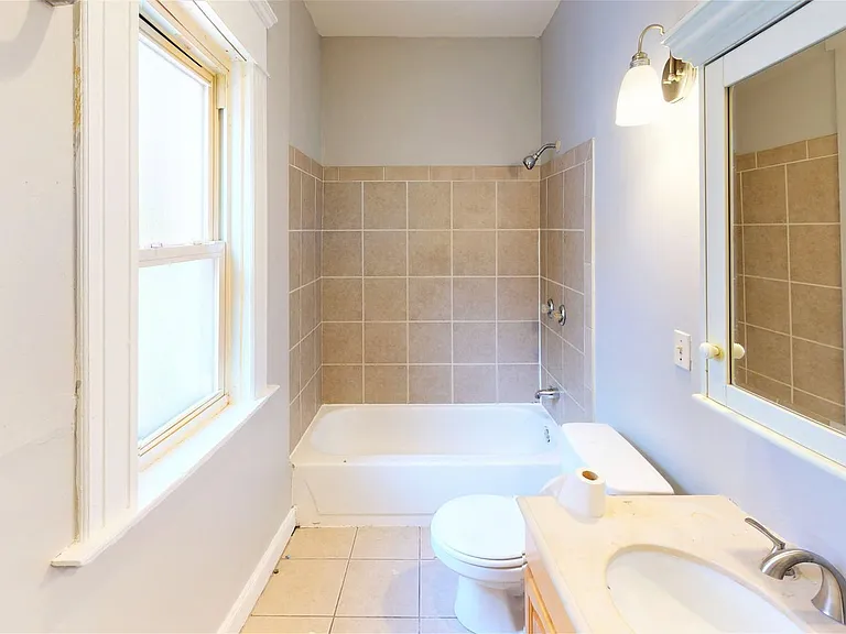 426 Ada St — Photo 4