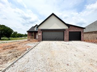 2001 Dobbs St, Pea Ridge, AR 72751