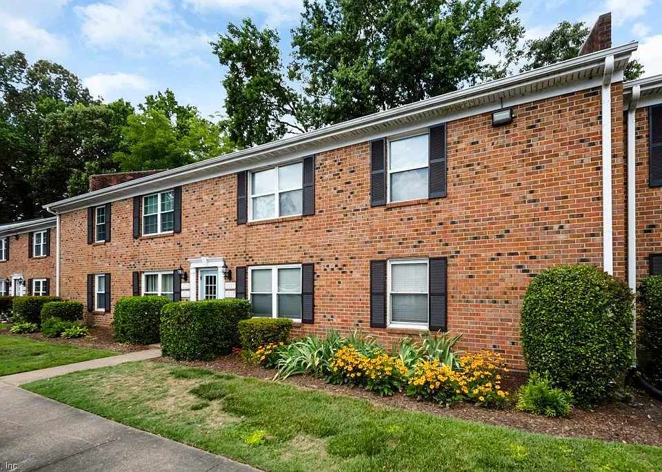 1015 Barclay Sq