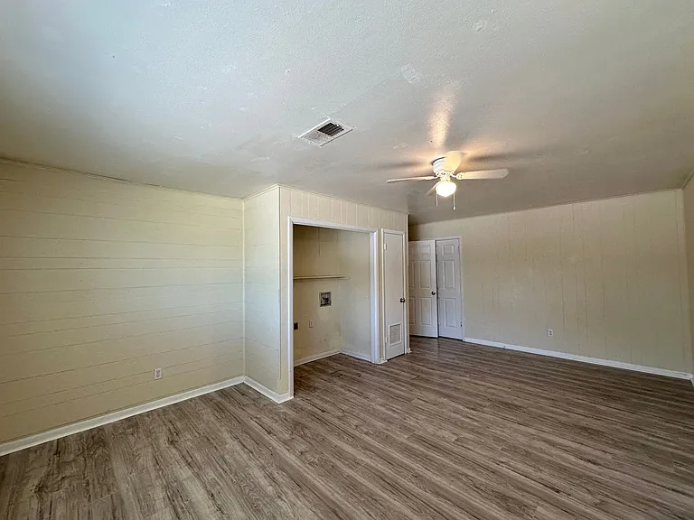 1505 S Ws Young Dr — Photo 15