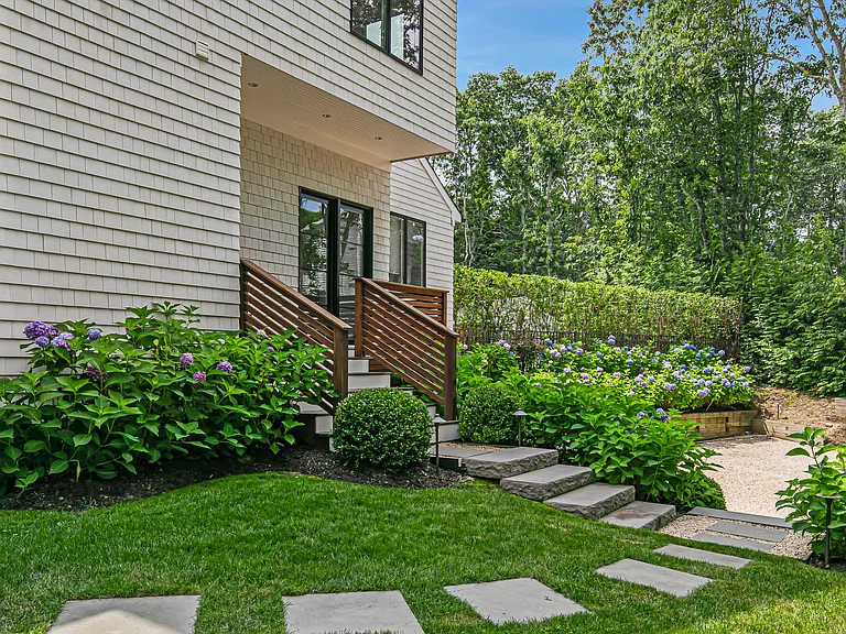 16 Breezy Dr — Photo 3