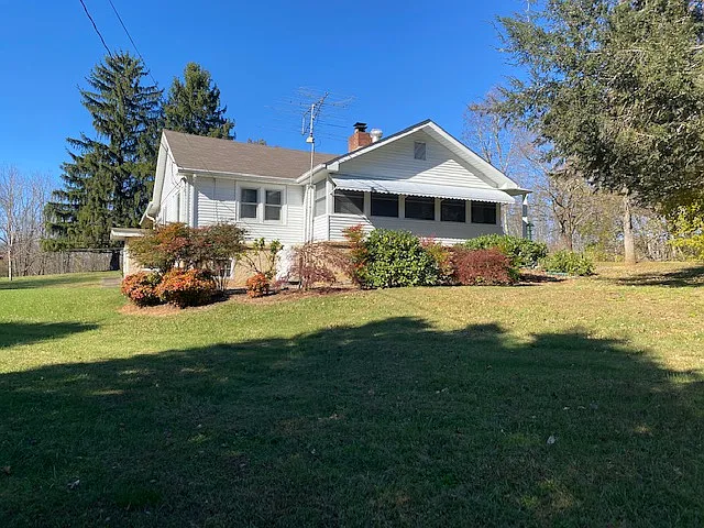 31 Queen Rd — Photo 1