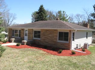 S35W26693 Clover Knoll Dr, Waukesha, WI 53189