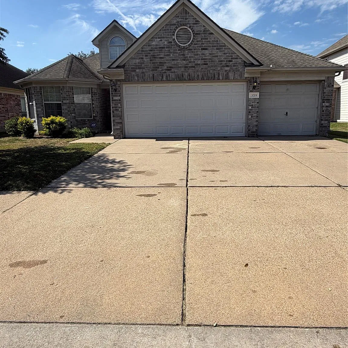 4 bed, 2.0 bath, 2105 sqft, $2,500 — Photo 1