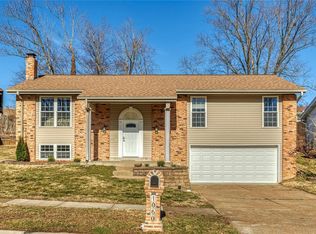 1060 Pinrun Dr, Ballwin, MO 63011