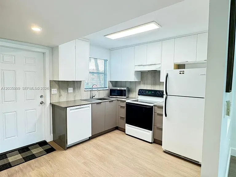 8300 Sunrise Lakes Blvd #212 — Photo 4