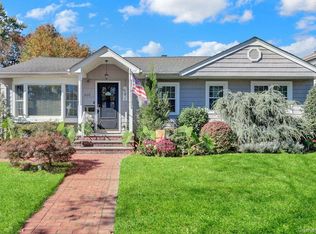 600 Dogwood Ave, Franklin Square, NY 11010
