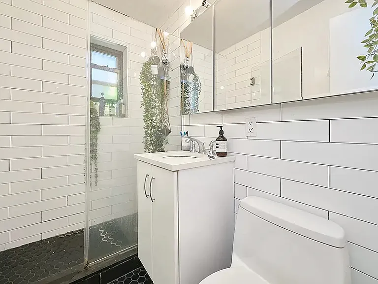 120 E 4th St #1A — Photo 5