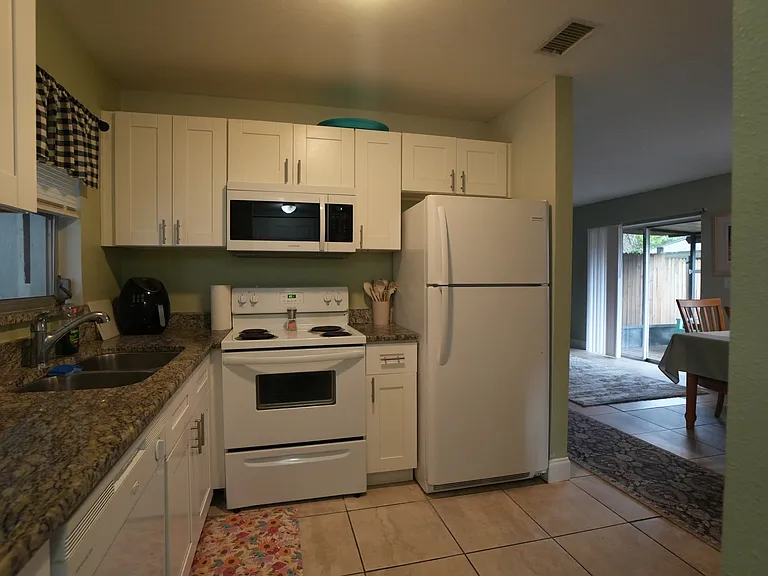 1832 East Dr — Photo 2