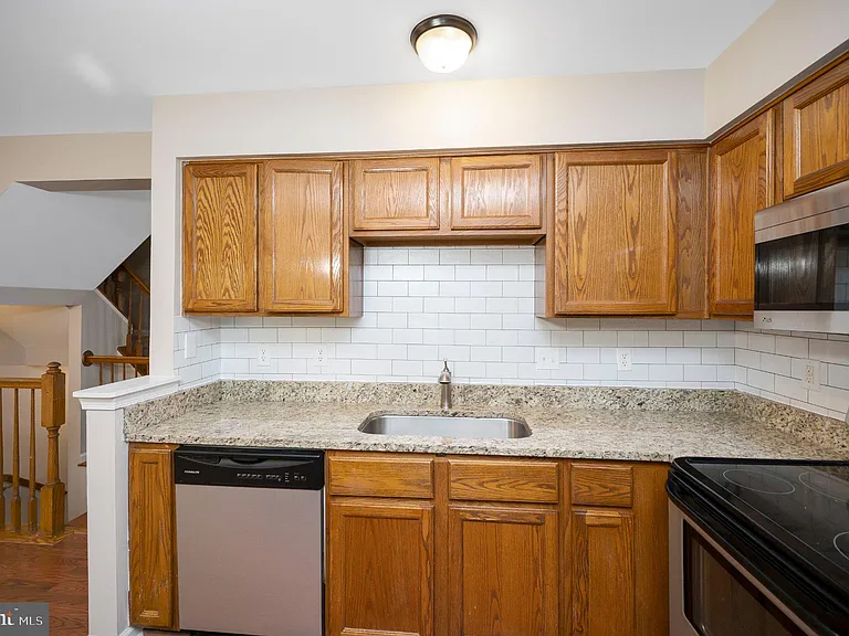 9705 Becker Ct — Photo 8