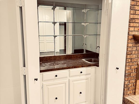 4th image of 1004 Silverthorn Ct