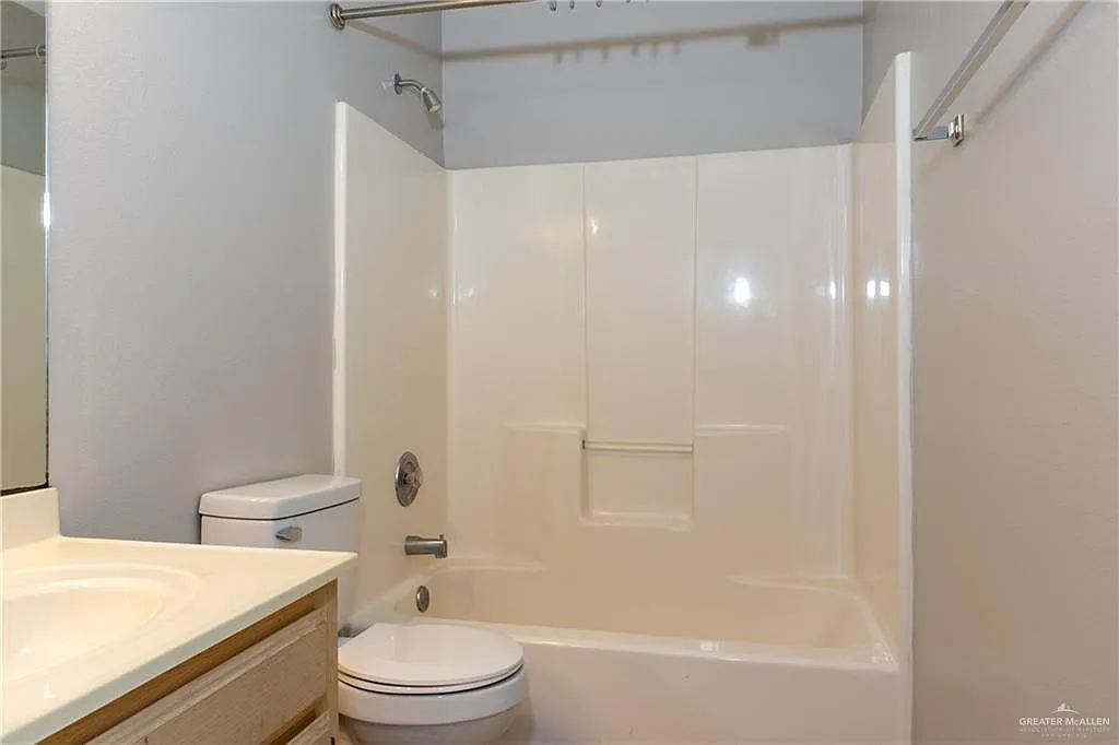 2 bed, 2.0 bath, 3888 sqft, $800 — Photo 4
