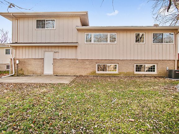 3rd image of 4136 Applewood Ln