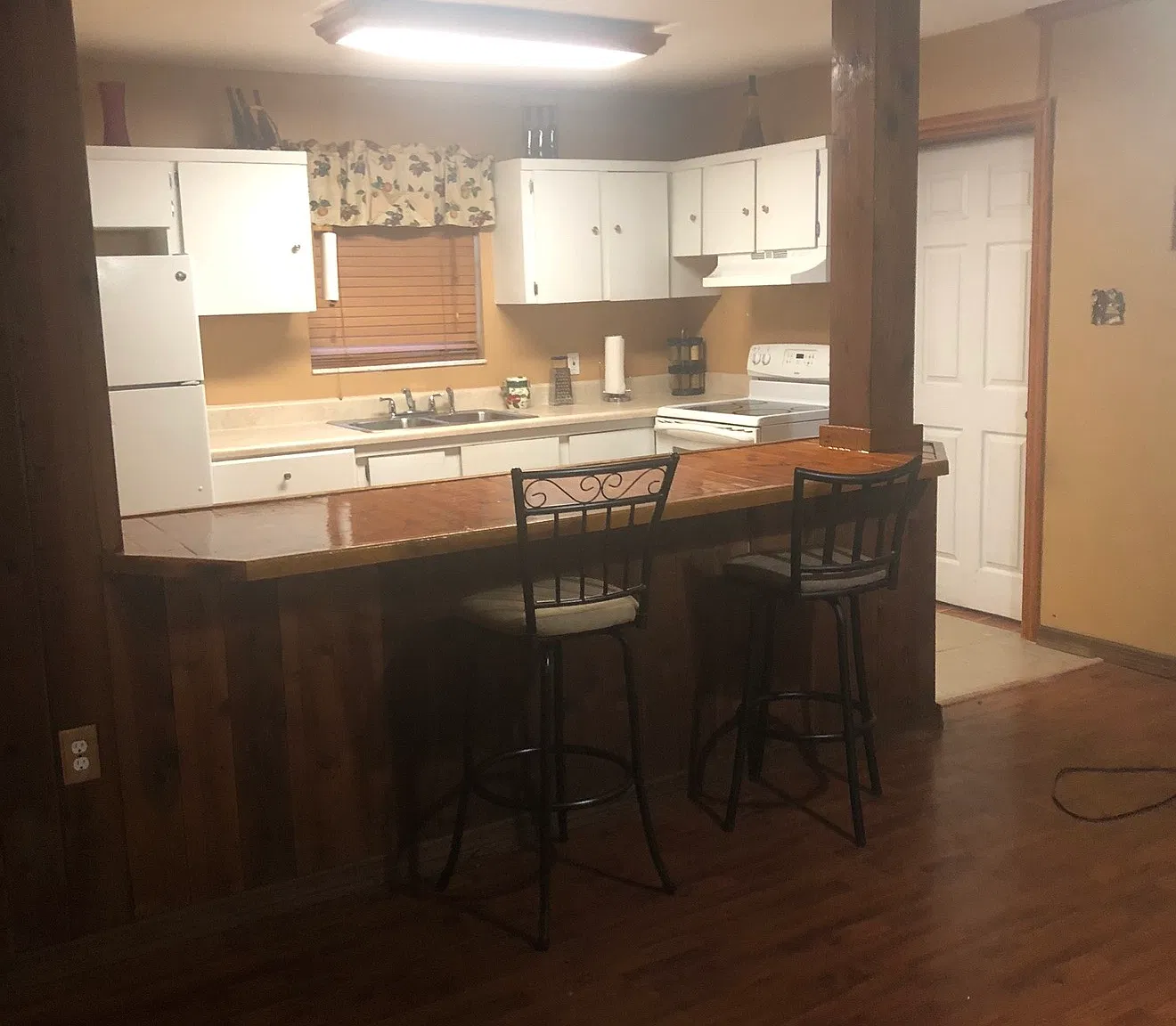 141 N Melanie Ln — Photo 2