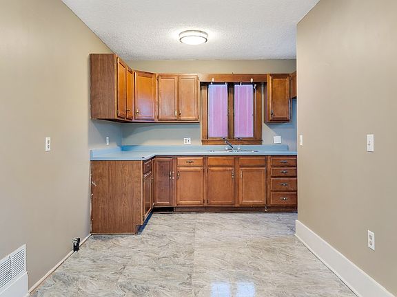 4th image of 210 N Walnut St
