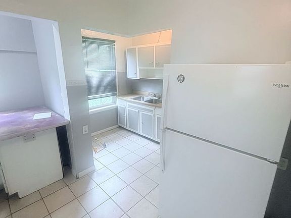 4th image of 1563 E 47th St Unit 1