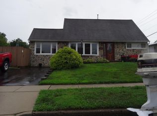 1 Pine Needle Rd, Levittown, PA 19056