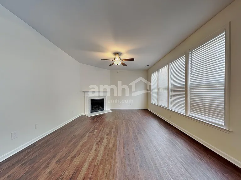 369 Collinsworth Dr — Photo 4