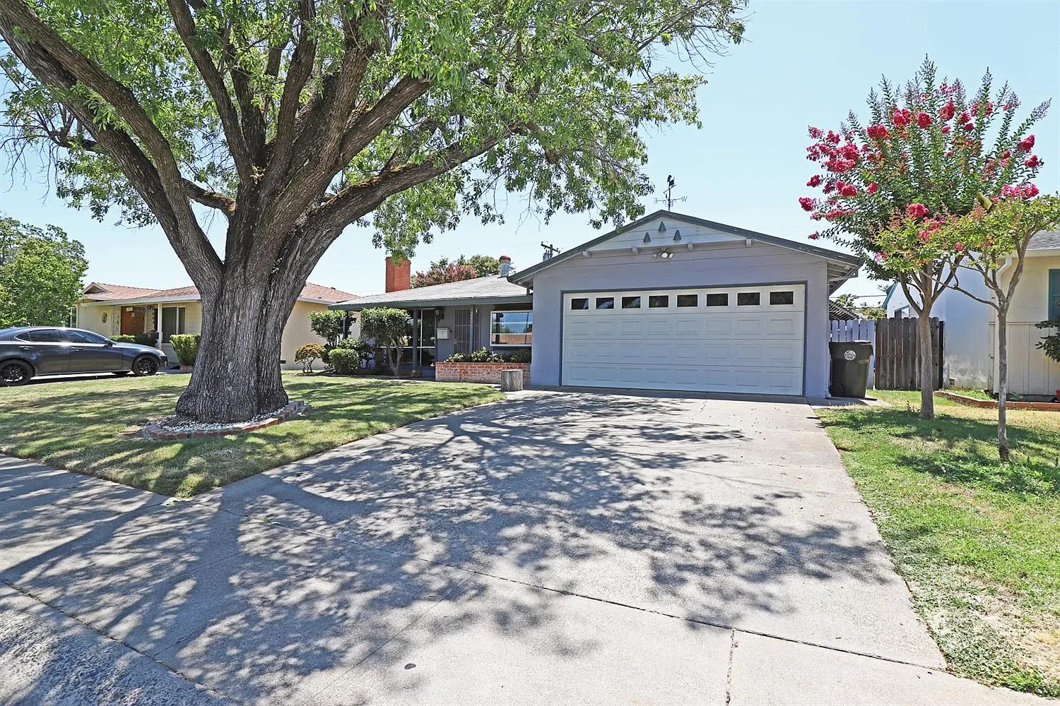 2416 Fernandez Dr photo 1