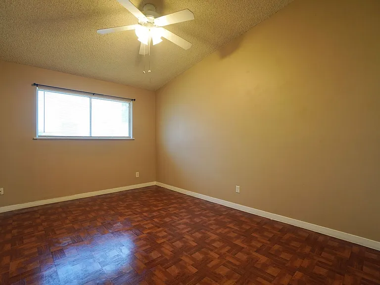 618 W 51st St #104 — Photo 14