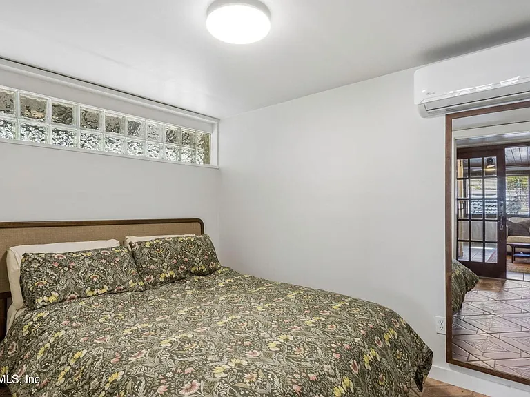 1343 Rensselaer Ave — Photo 4