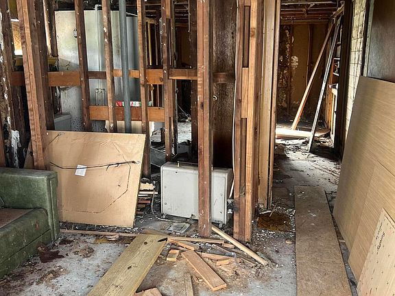 5th image of 106 Anderson St