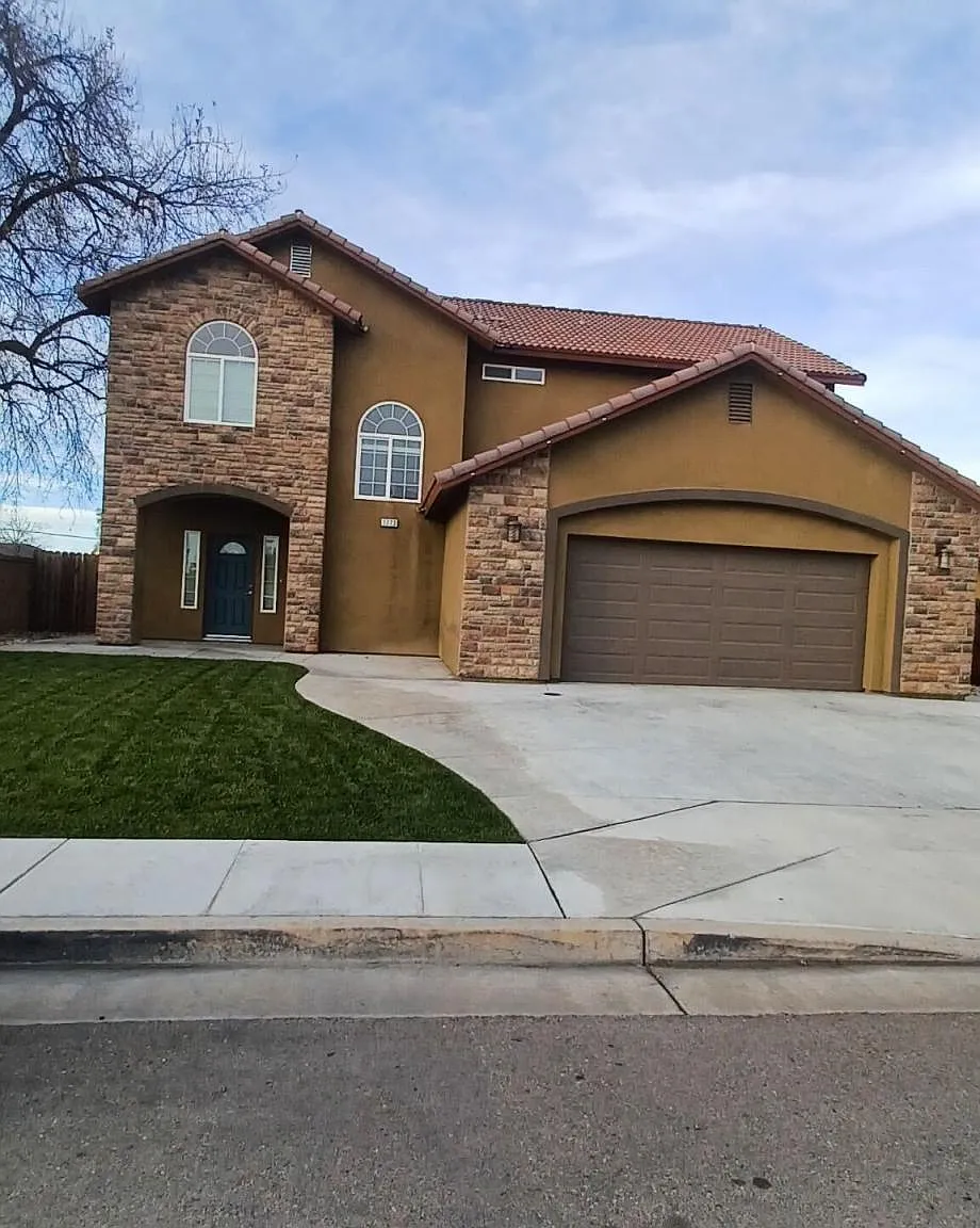 4 bed, 2.5 bath, 2456 sqft, $2,400 — Photo 1