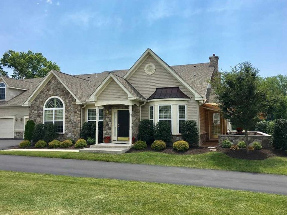 1st image of 300 Willow Dr
