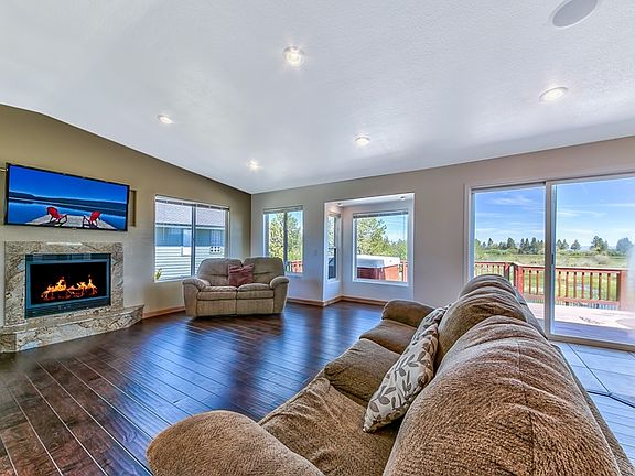 5th image of 1708 Venice Dr