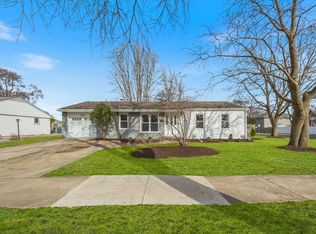 1145 Valley Stream Dr, Wheeling, IL 60090
