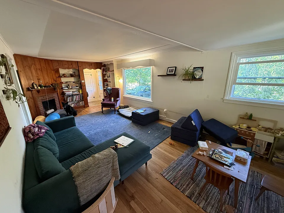 141 Pearsall Pl
