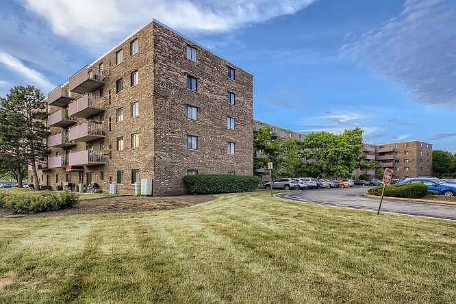 1st image of 1460 Fairlane Dr APT 306